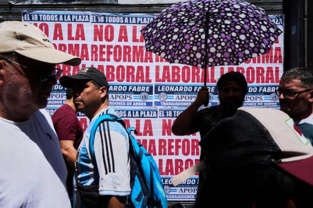 Grupo de personas con cartel que dice NO A LA REFORMA LABORAL