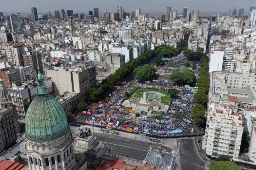 Multitudinaria manifestación de sindicatos frente al Congreso Nacional de Argentina durante la protesta contra la Reforma Laboral