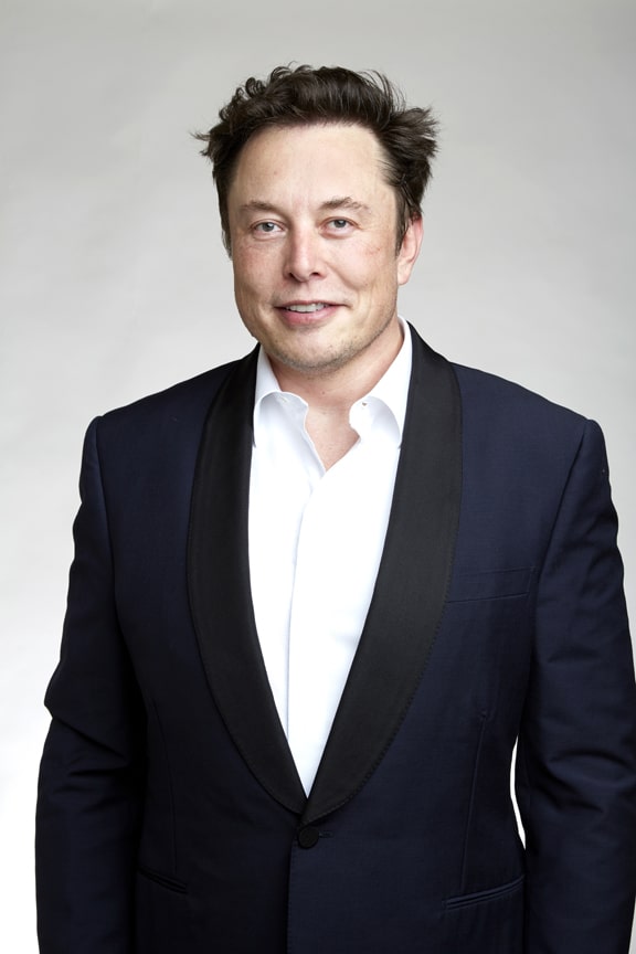 Elon Musk con traje formal