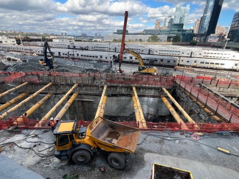 Vista aérea de la obra de construcción del túnel del río Hudson con maquinaria pesada y vallas de seguridad