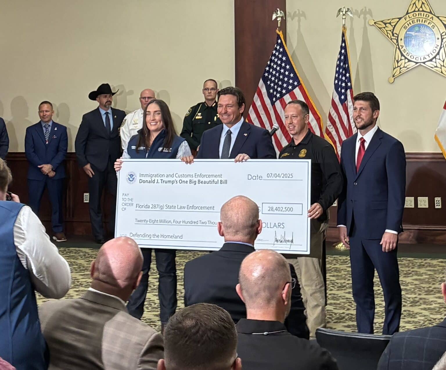 Presentación de cheque de financiamiento para la ley en Florida