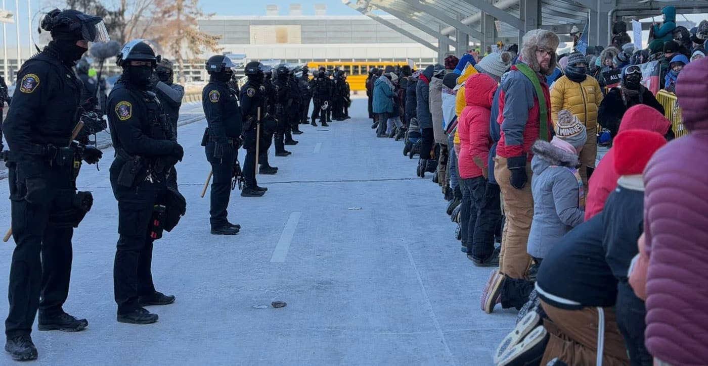 Protesta anti-ICE en Denver con manifestantes arrodillados frente a la polic&iacute;a