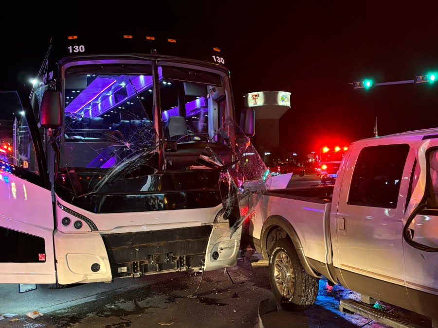 Autob&uacute;s accidentado con da&ntilde;os en la parte delantera