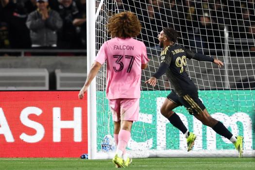 Jugador de LAFC celebra un gol frente a un defensa del Inter Miami