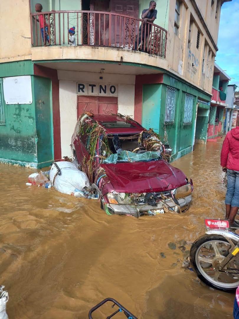 Escena de inundaci&oacute;n en una calle de Hait&iacute;, mostrando los desaf&iacute;os de infraestructura que enfrenta el pa&iacute;s