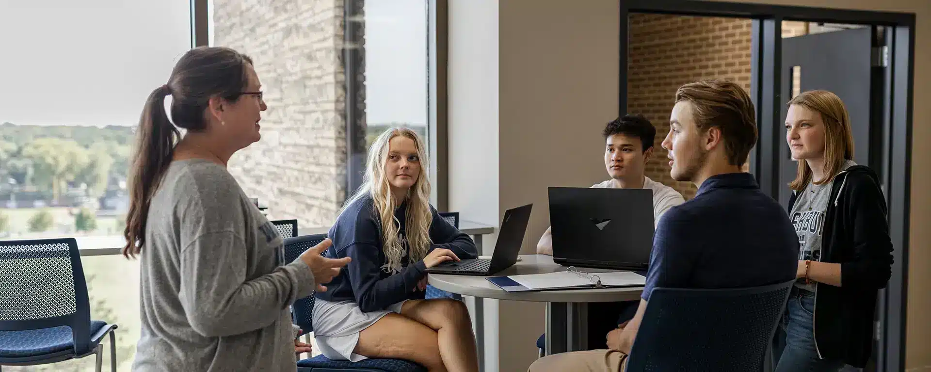 Presentaci&oacute;n en un ambiente de aprendizaje colaborativo, t&iacute;pico de aceleradoras