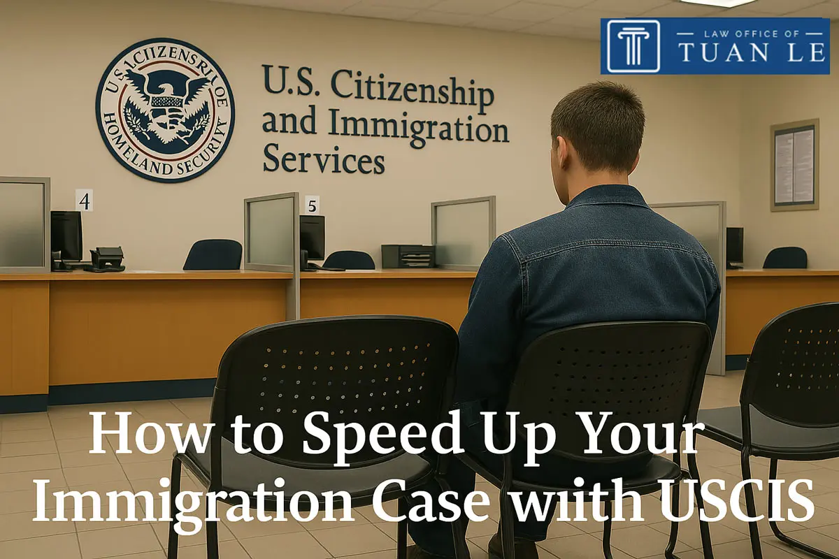 Persona esperando en una sala de USCIS con ventanillas 4 y 5 visibles