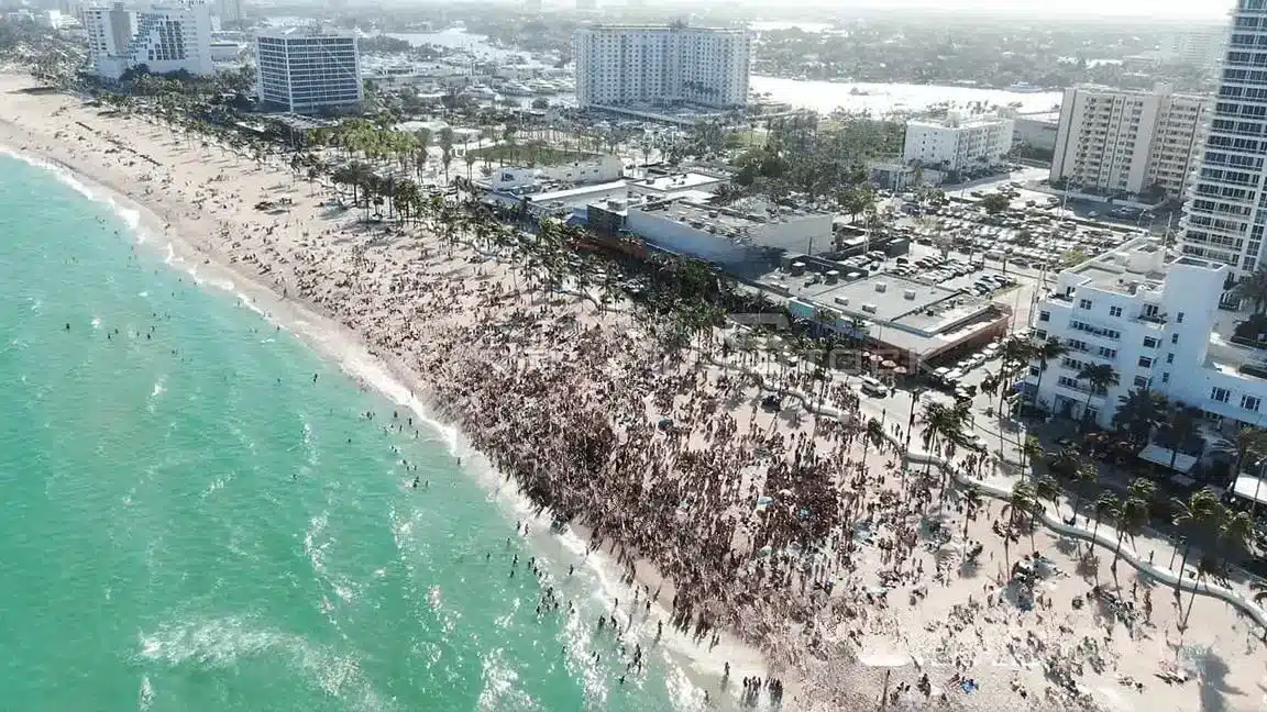 Vista a&eacute;rea de una playa de Miami llena de gente durante el spring break