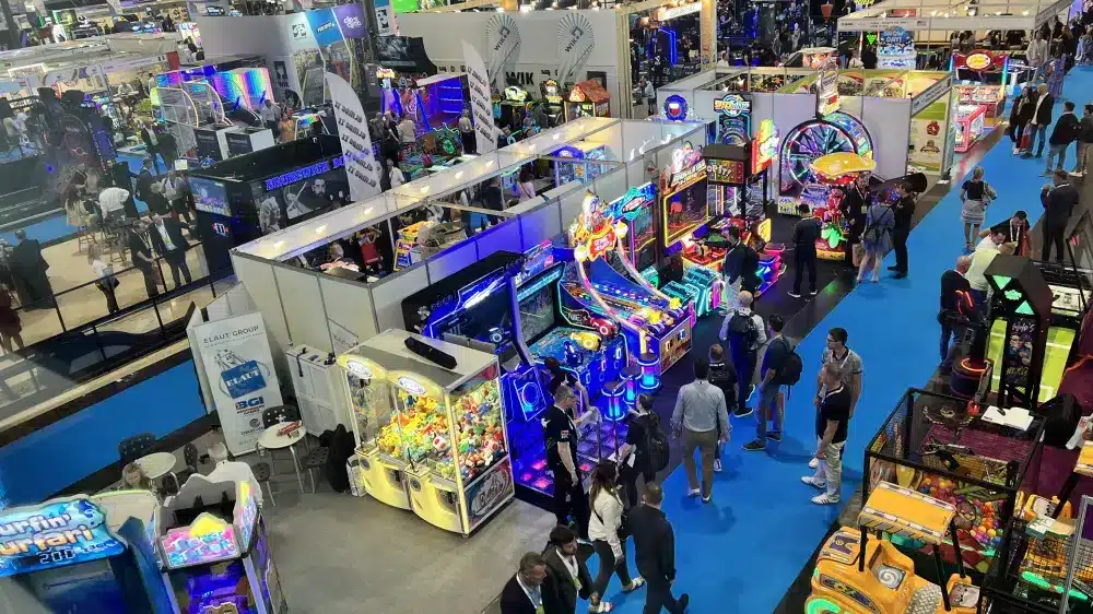 Vista de un recinto ferial con m&uacute;ltiples stands y exhibiciones, similar al ambiente de Disrupt 2026
