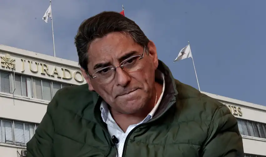 Hombre con expresi&oacute;n preocupada frente al edificio del Jurado Nacional de Elecciones