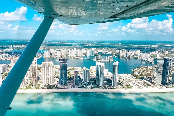 Vista a&eacute;rea de rascacielos y costa en South Florida, escenario de la crisis de vivienda