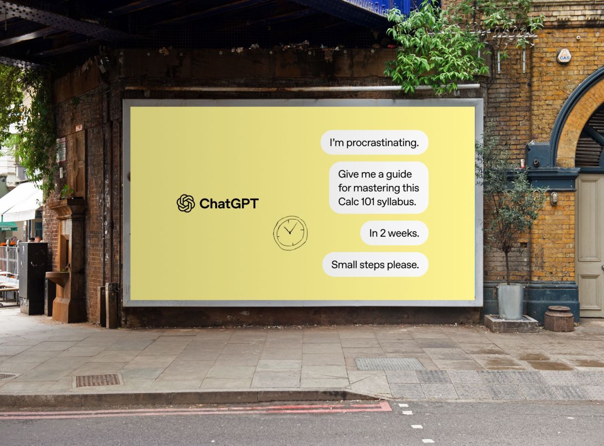 Cartel publicitario de ChatGPT en entorno urbano con mensajes sobre educación