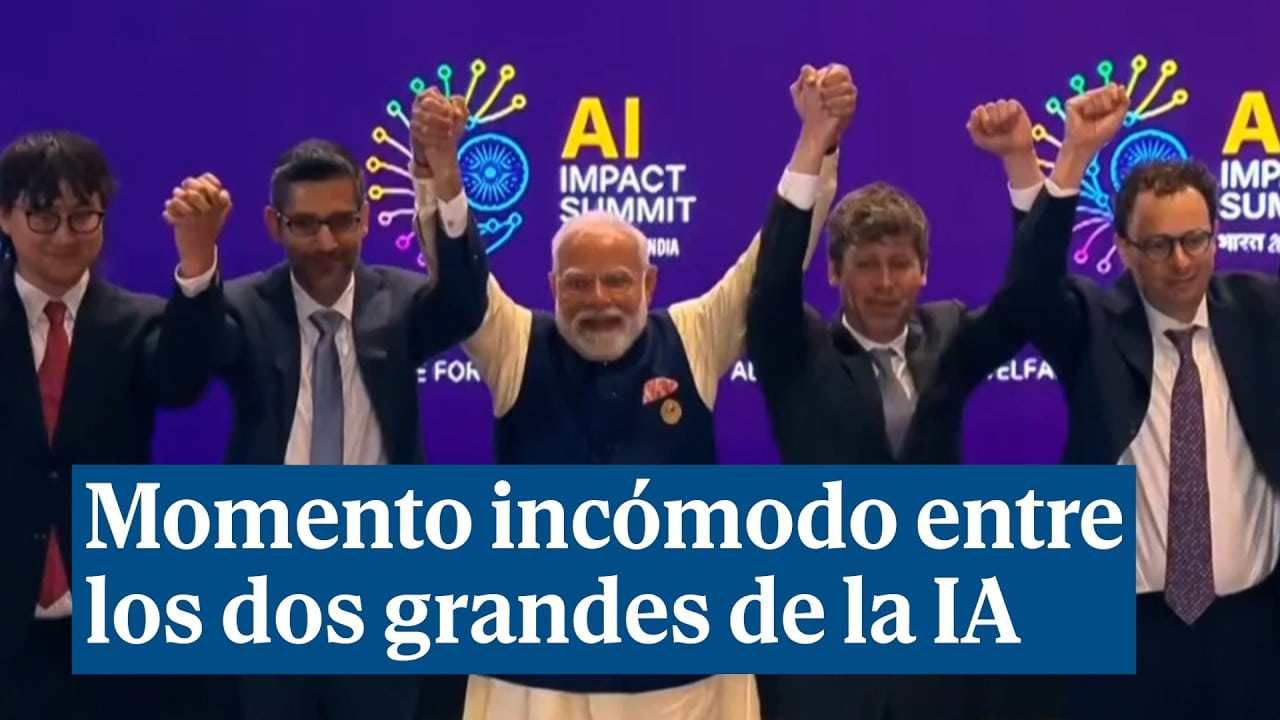 Ejecutivos levantando manos en solidaridad, con Altman y Amodei manteniéndolas separadas