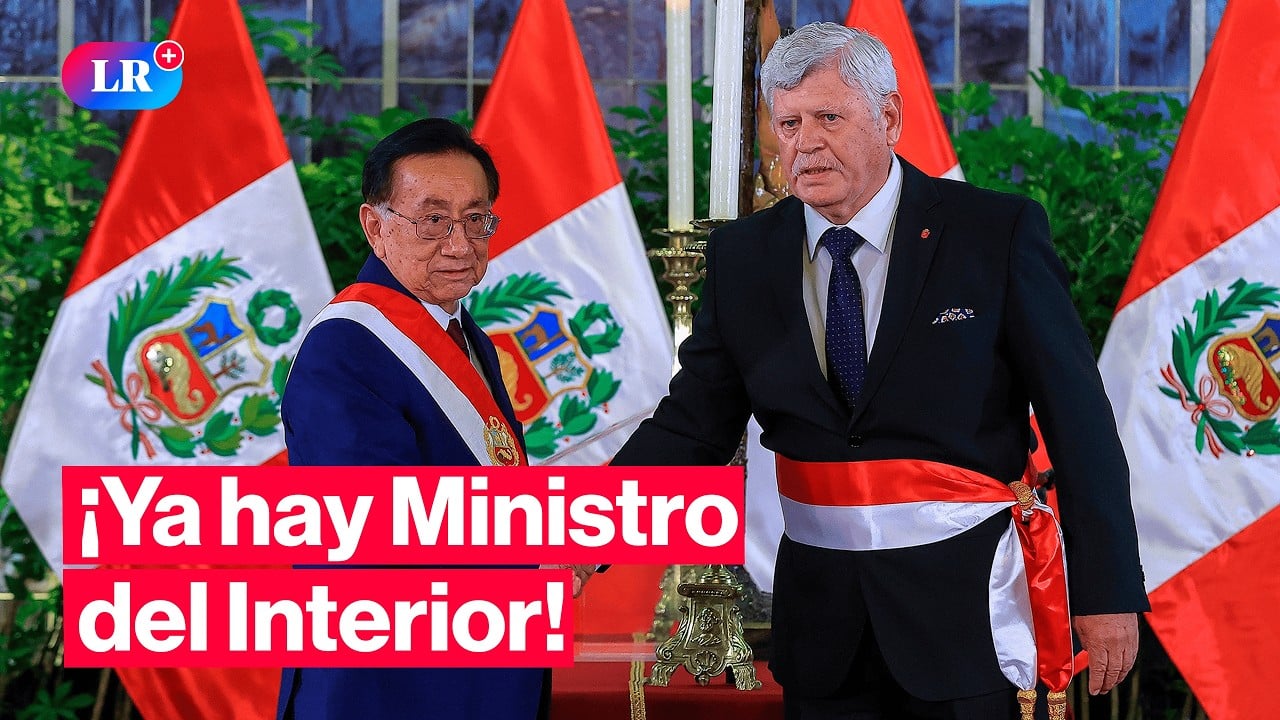 Ceremonia de juramentación de Hugo Begazo de Bedoya como Ministro del Interior, con banderas peruanas de fondo y autoridades presentes