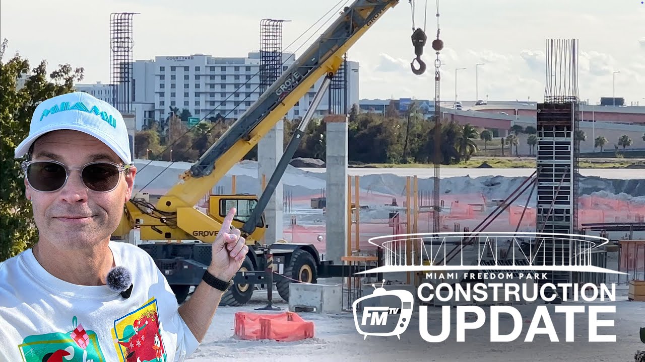 Trabajador señalando una grúa en el sitio de construcción de Miami Freedom Park