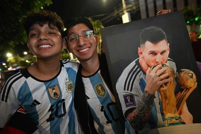 Fans celebrando con camisetas de la selección argentina