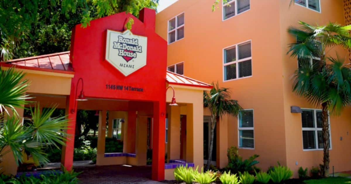 Entrada del Ronald McDonald House en Miami, edificio moderno con colores amarillos y rojos