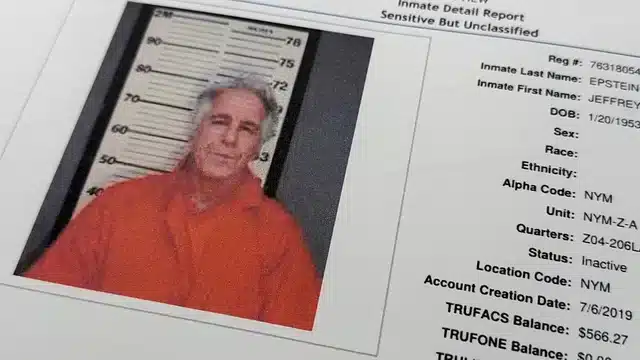 Documento de informes de un detenido, posiblemente Jeffrey Epstein, con uniforme naranja y datos de identificación