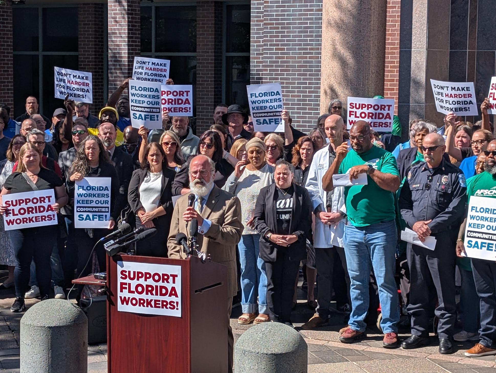 Multitud con carteles en apoyo a los trabajadores de Florida