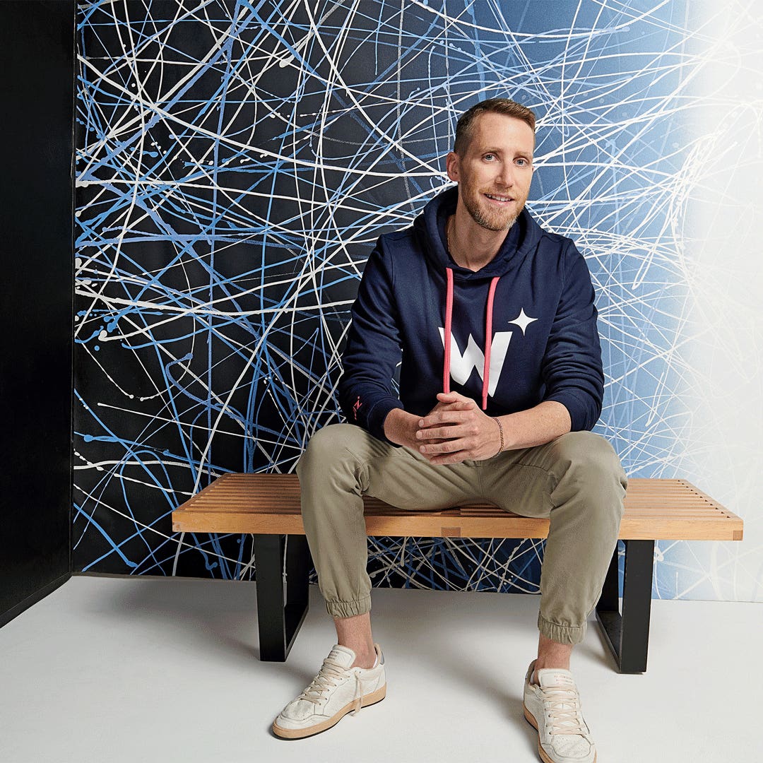 Ejecutivo de Wiz con sudadera con logo de la empresa