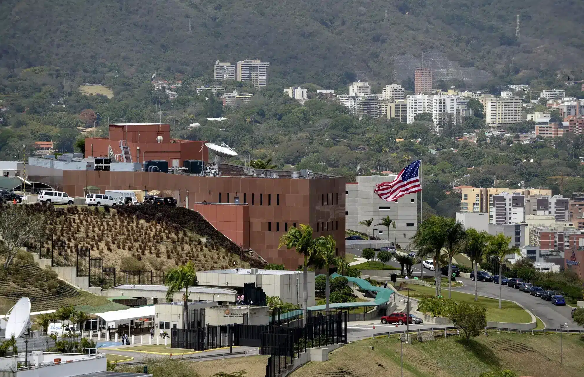 Edificio de la embajada de Estados Unidos en Caracas con la bandera estadounidense ondeando