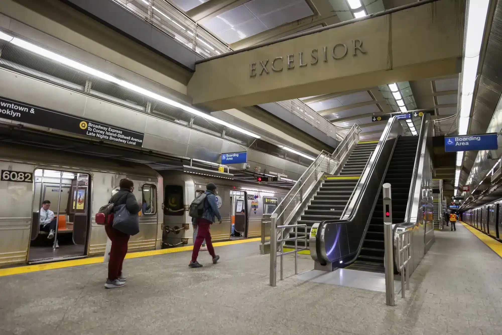Estaci&oacute;n de metro moderna EXCELSIOR con personas y trenes