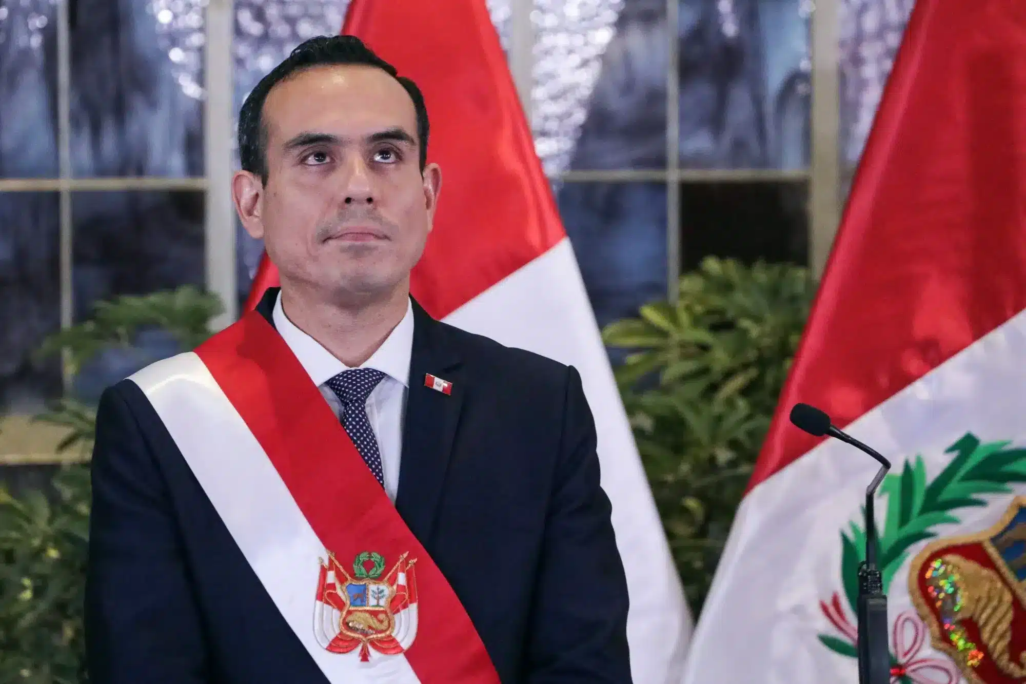 Presidente peruano en evento oficial con banderas de Per&uacute;