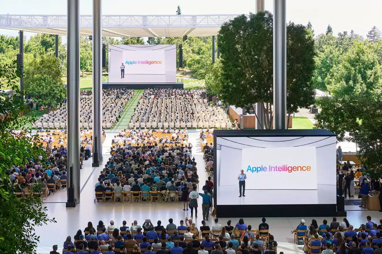 Multitud en un evento de Apple con pantalla que muestra 'Apple Intelligence'