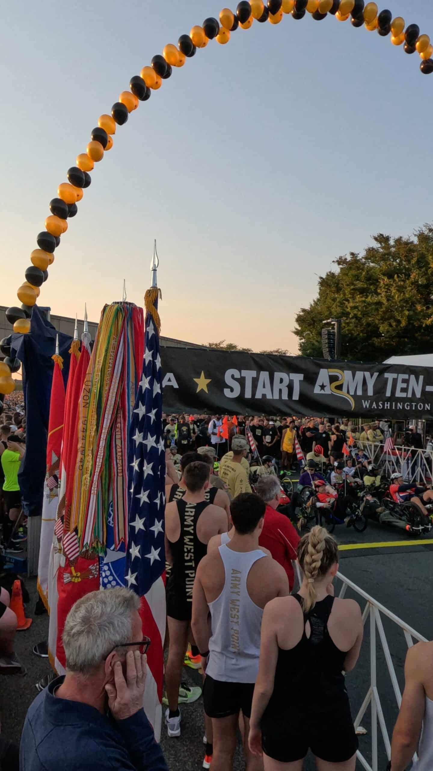 Evento deportivo Army Ten-Miler con personal militar alineado en la salida