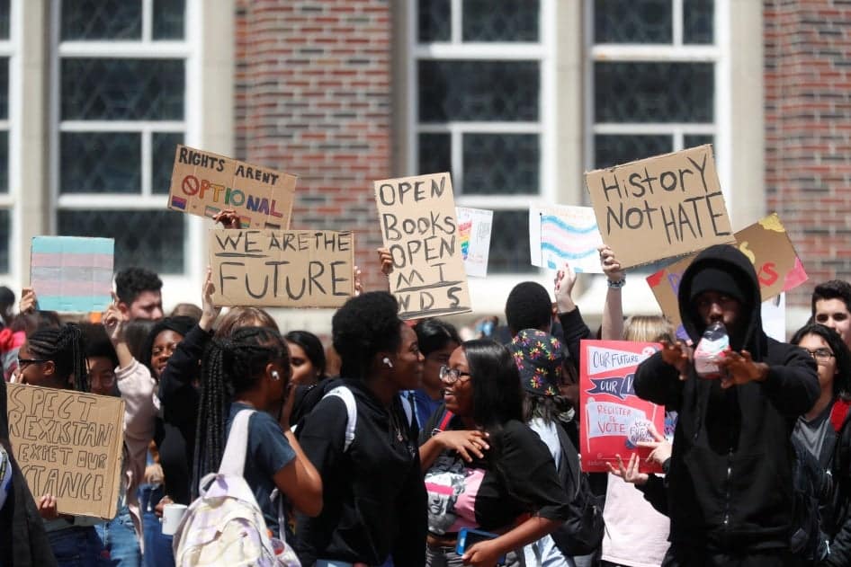 Estudiantes protestan contra el odio y la discriminaci&oacute;n en Florida