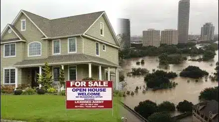 Casa en venta con inundaci&oacute;n al fondo, ilustrando el impacto clim&aacute;tico en bienes ra&iacute;ces