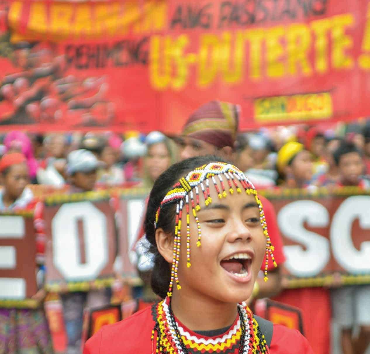 Joven ind&iacute;gena en manifestaci&oacute;n cultural