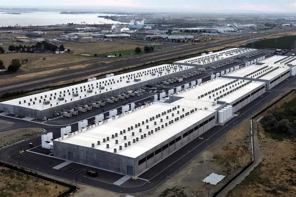 Vista a&eacute;rea de complejo industrial relacionado con centros de datos