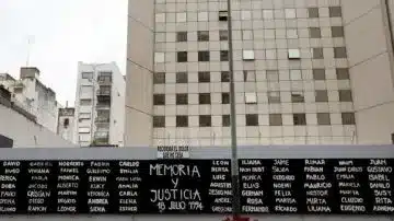 Mural con la leyenda 'MEMORIA Y JUSTICIA' y nombres de víctimas del atentado a la AMIA