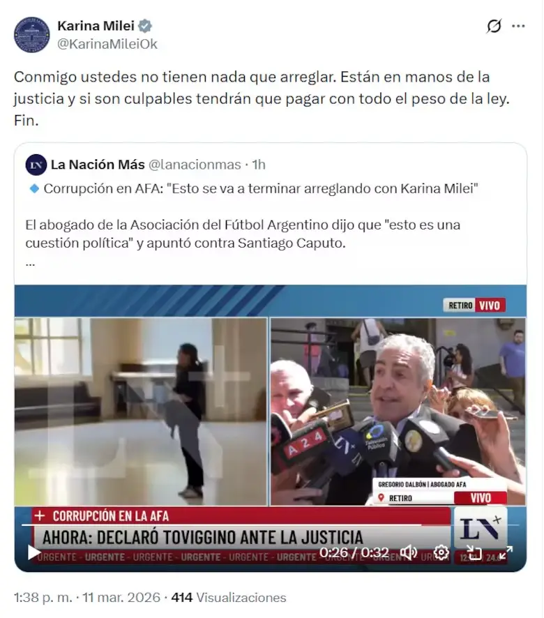 El abogado Gregorio Dalb&oacute;n hablando con periodistas frente a un edificio judicial, con gr&aacute;ficos que mencionan a Karina Milei y Santiago Caputo