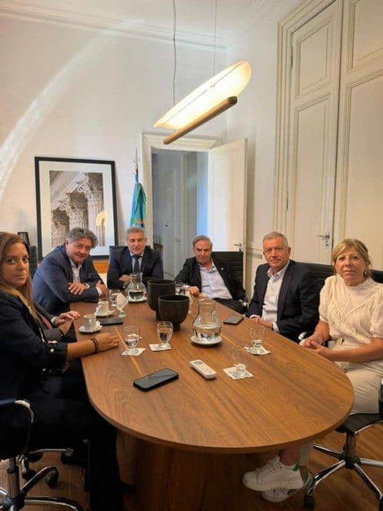 Reunión de Miguel Ángel Pichetto con dirigentes libertarios en una oficina elegante