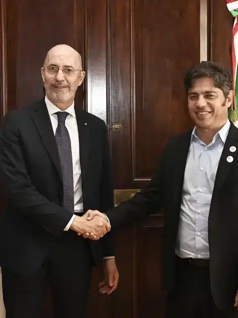 Axel Kicillof y Fabrizio Nicoletti estrechándose la mano en un ambiente formal de la Gobernación
