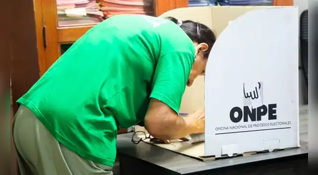 Persona trabajando con urna electoral de la ONPE