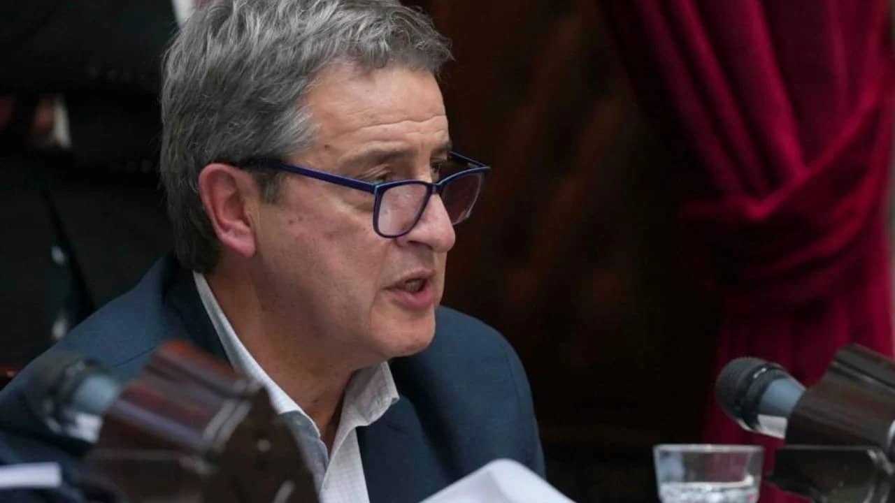 Manuel Adorni en debate legislativo
