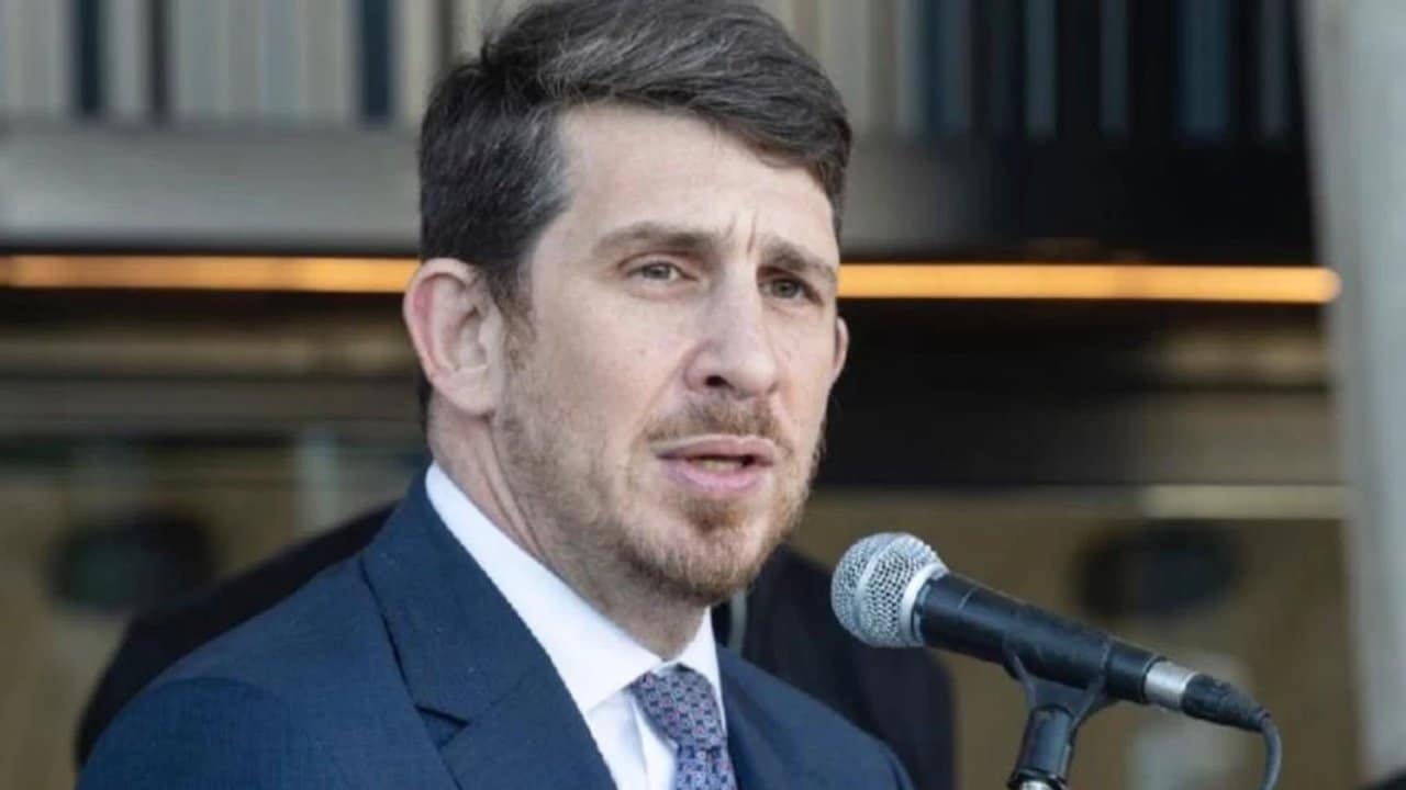 Mauro Berenstein, presidente de la DAIA, haciendo declaraciones serias ante un micr&oacute;fono