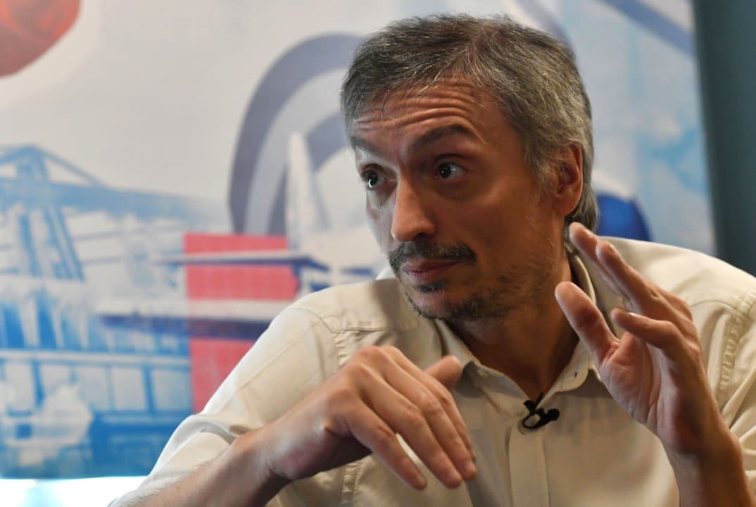 M&aacute;ximo Kirchner hablando en un entorno institucional, con expresi&oacute;n reflexiva