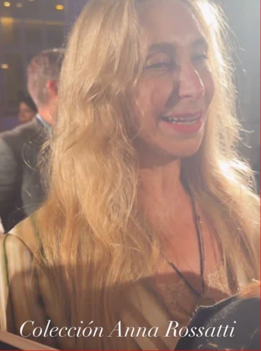 Karina Milei sonriendo en el desfile de Anna Rossatti