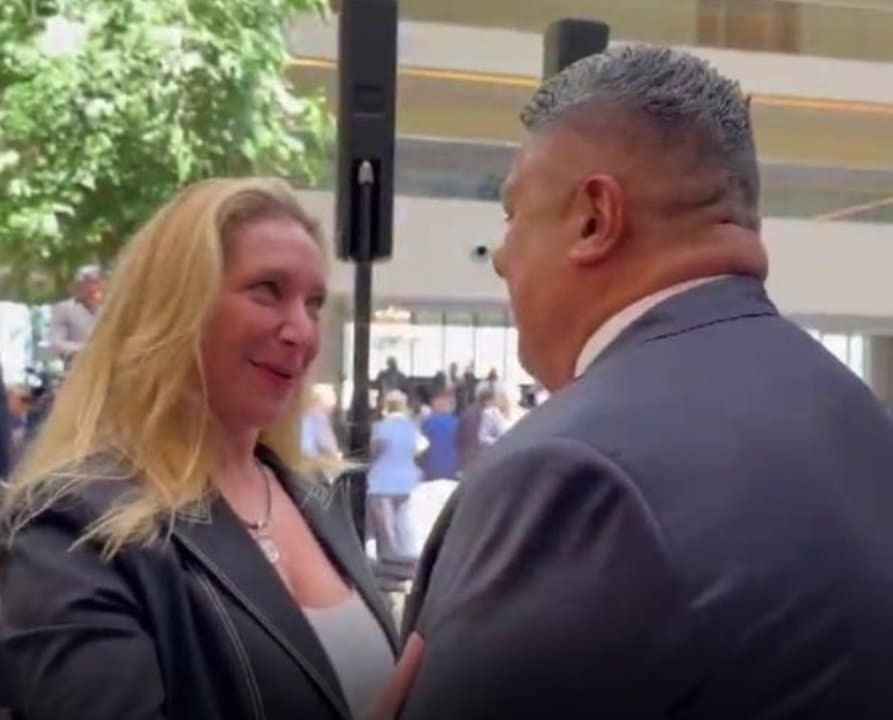 Reunión entre figuras políticas en un entorno urbano