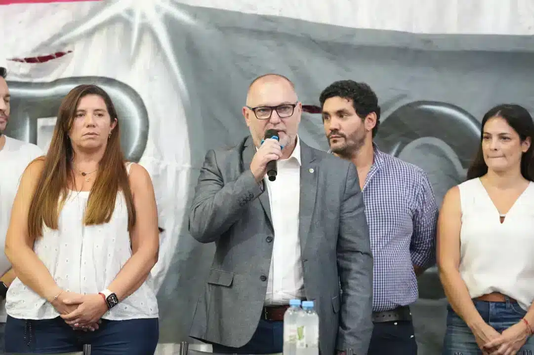 Hernán Rossi hablando en el acto de asunción como presidente de la UCR porteña, rodeado de otros dirigentes