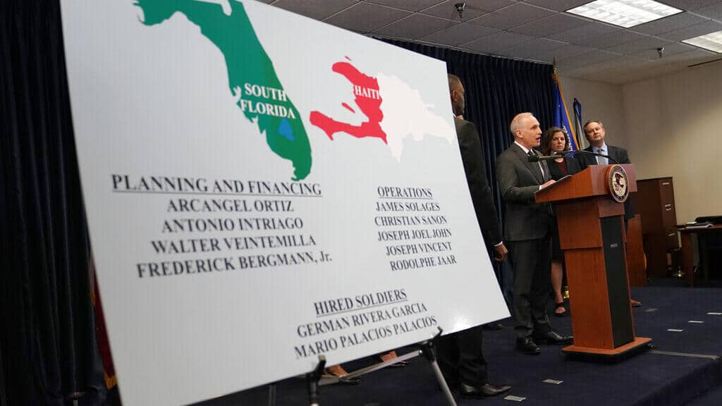 Gráfico presentado en conferencia de prensa mostrando conexiones entre implicados en South Florida y Haití