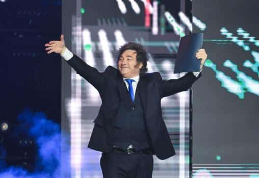 Figura política celebrando o anunciando un fallo judicial relacionado con YPF