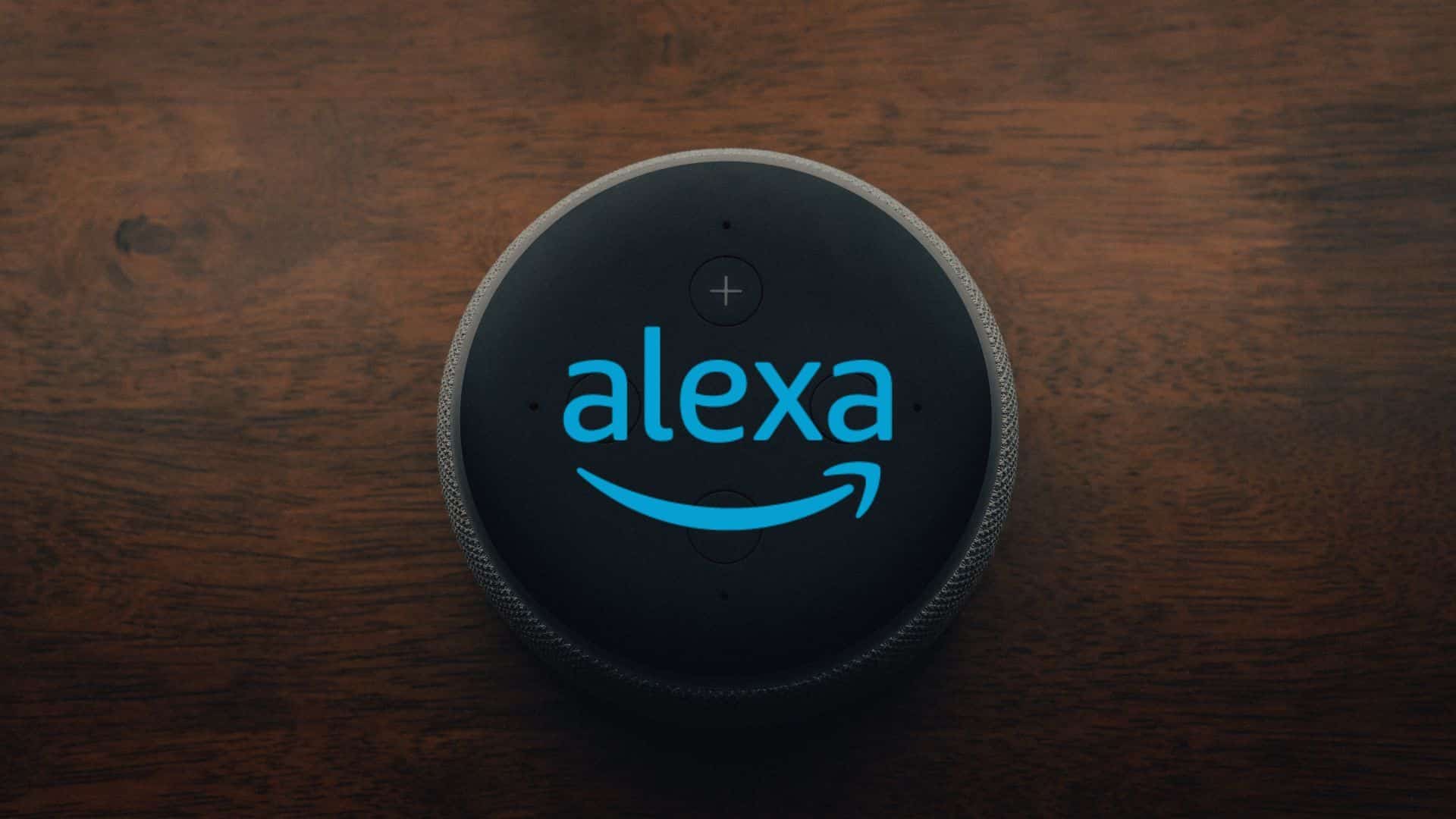 Dispositivo Amazon Echo con el logo de Alexa en un fondo de madera