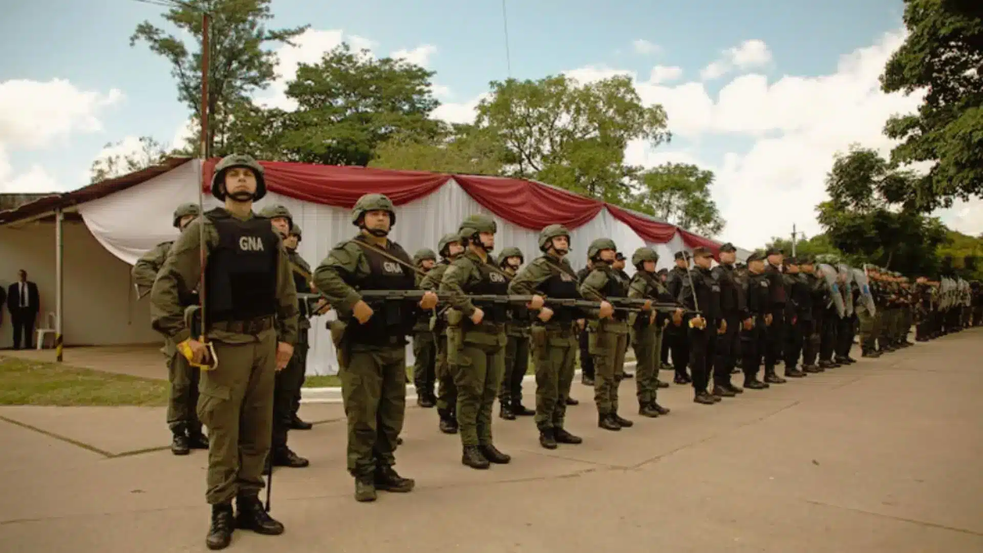 Integrantes de la Gendarmer&iacute;a Nacional Argentina y otros cuerpos de seguridad en formaci&oacute;n durante un evento relacionado con el Plan G&uuml;emes