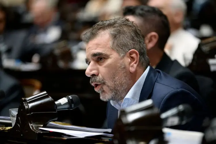 Cristian Ritondo hablando en un entorno legislativo