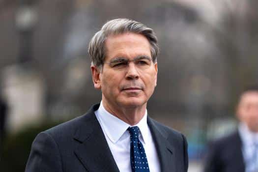 Hombre con traje oscuro y corbata, expresión seria, en fondo exterior, ilustrando la seriedad de un evento político relacionado con el fallo de YPF